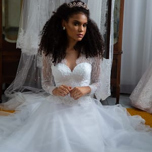 Vestido branco, saia godê em tule francês com barrado em renda.