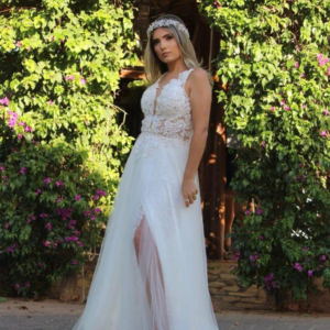 Vestido com corpo trabalhado em renda com transparência e decote profundo