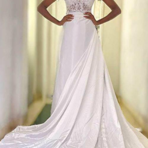 Vestido com saia com cauda longa em cetim, corpo em renda com gola V