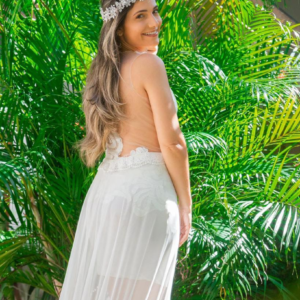 Vestido curto em renda, costas transparentes em ilusion cor da pele. Causa removível em tule fluido.